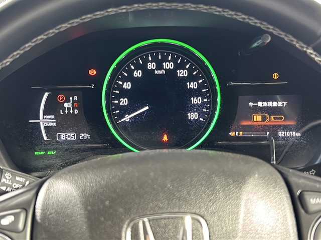 ホンダ ヴェゼル ハイブリッド Z ホンダセンシング 沖縄県 2018(平30)年 2.1万km プラチナホワイトパール 県外仕入れ/禁煙車/純正8インチナビ[VXM-187VFEi]/（フルセグTV　ＣＤ　ＤＶＤ　Ｂｌｕｅｔｏｏｔｈ）/ホンダセンシング/・衝突被害軽減ブレーキ/・車線逸脱警報機能/・アダプティブクルーズコントロール/バックカメラ　/前後ドライブレコーダー　/ＥＴＣ　/ハーフレザーシート　/シートヒーター/ステアリングスイッチ/LEDヘッドライト/純正アルミホイール/横滑り防止装置