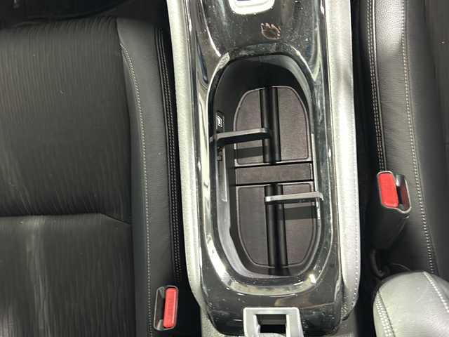 ホンダ ヴェゼル ハイブリッド Z ホンダセンシング 沖縄県 2018(平30)年 2.1万km プラチナホワイトパール 県外仕入れ/禁煙車/純正8インチナビ[VXM-187VFEi]/（フルセグTV　ＣＤ　ＤＶＤ　Ｂｌｕｅｔｏｏｔｈ）/ホンダセンシング/・衝突被害軽減ブレーキ/・車線逸脱警報機能/・アダプティブクルーズコントロール/バックカメラ　/前後ドライブレコーダー　/ＥＴＣ　/ハーフレザーシート　/シートヒーター/ステアリングスイッチ/LEDヘッドライト/純正アルミホイール/横滑り防止装置