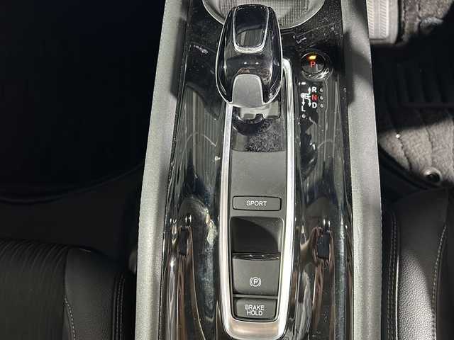 ホンダ ヴェゼル ハイブリッド Z ホンダセンシング 沖縄県 2018(平30)年 2.1万km プラチナホワイトパール 県外仕入れ/禁煙車/純正8インチナビ[VXM-187VFEi]/（フルセグTV　ＣＤ　ＤＶＤ　Ｂｌｕｅｔｏｏｔｈ）/ホンダセンシング/・衝突被害軽減ブレーキ/・車線逸脱警報機能/・アダプティブクルーズコントロール/バックカメラ　/前後ドライブレコーダー　/ＥＴＣ　/ハーフレザーシート　/シートヒーター/ステアリングスイッチ/LEDヘッドライト/純正アルミホイール/横滑り防止装置