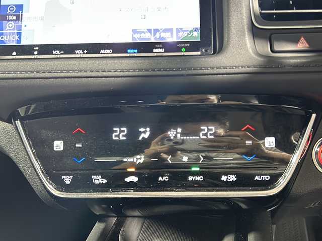 ホンダ ヴェゼル ハイブリッド Z ホンダセンシング 沖縄県 2018(平30)年 2.1万km プラチナホワイトパール 県外仕入れ/禁煙車/純正8インチナビ[VXM-187VFEi]/（フルセグTV　ＣＤ　ＤＶＤ　Ｂｌｕｅｔｏｏｔｈ）/ホンダセンシング/・衝突被害軽減ブレーキ/・車線逸脱警報機能/・アダプティブクルーズコントロール/バックカメラ　/前後ドライブレコーダー　/ＥＴＣ　/ハーフレザーシート　/シートヒーター/ステアリングスイッチ/LEDヘッドライト/純正アルミホイール/横滑り防止装置