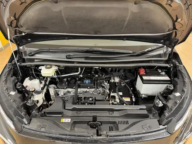 トヨタ ヴォクシー ハイブリッド S－Z 群馬県 2023(令5)年 2.3万km グリッターブラックガラスフレーク トヨタセーフティセンス/・プリクラッシュセーフティ/・レーンディパーチャーアラート/・ロードサインアシスト/・プロアクティブドライビングアシスト/・クリアランスソナー/・パーキングサポートブレーキ/・レーダークルーズコントロール/・オートマチックハイビーム/10.5インチメーカーオプションナビ/　　フルセグ/BT/AM/FM/CD/DVD/    USB/AppleCarPlay/AndroidAuto/バックカメラ/純正フリップダウンモニター/両側パワースライドドア/LEDオートライト/ハーフレザーシート/前席シートヒーター/純正17インチAW/電動パーキングブレーキ/オートホールド/ステアリングスイッチ/スマートキー/ビルトインETC/横滑り防止機能/サイドカーテンエアバッグ
