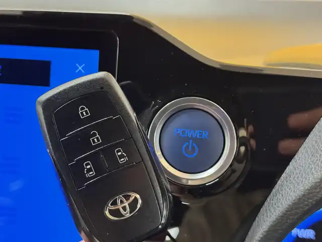 トヨタ ヴォクシー ハイブリッド S－Z 群馬県 2023(令5)年 2.3万km グリッターブラックガラスフレーク トヨタセーフティセンス/・プリクラッシュセーフティ/・レーンディパーチャーアラート/・ロードサインアシスト/・プロアクティブドライビングアシスト/・クリアランスソナー/・パーキングサポートブレーキ/・レーダークルーズコントロール/・オートマチックハイビーム/10.5インチメーカーオプションナビ/　　フルセグ/BT/AM/FM/CD/DVD/    USB/AppleCarPlay/AndroidAuto/バックカメラ/純正フリップダウンモニター/両側パワースライドドア/LEDオートライト/ハーフレザーシート/前席シートヒーター/純正17インチAW/電動パーキングブレーキ/オートホールド/ステアリングスイッチ/スマートキー/ビルトインETC/横滑り防止機能/サイドカーテンエアバッグ