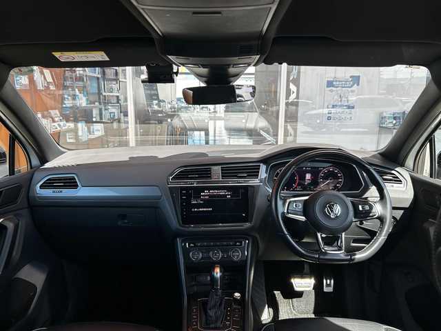 フォルクスワーゲン ティグアン TDI 4モーション Rライン ブラックスタイル 富山県 2018(平30)年 6.8万km 白 純正メモリナビ/Bluetooth接続/フルセグTV/CD/DVD再生/AM/FMラジオ/App-conect/バックカメラ/全方位カメラ/D席メモリ付きパワーシート/D/N席シートヒーター/パワーバックドア/アイドリングストップ/パーキングアシスト/４WD/ヘッドアップディスプレイ/純正19インチAW