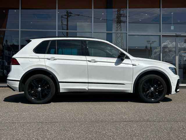 フォルクスワーゲン ティグアン TDI 4モーション Rライン ブラックスタイル 富山県 2018(平30)年 6.8万km 白 純正メモリナビ/Bluetooth接続/フルセグTV/CD/DVD再生/AM/FMラジオ/App-conect/バックカメラ/全方位カメラ/D席メモリ付きパワーシート/D/N席シートヒーター/パワーバックドア/アイドリングストップ/パーキングアシスト/４WD/ヘッドアップディスプレイ/純正19インチAW