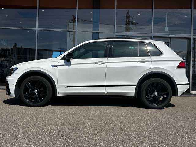 フォルクスワーゲン ティグアン TDI 4モーション Rライン ブラックスタイル 富山県 2018(平30)年 6.8万km 白 純正メモリナビ/Bluetooth接続/フルセグTV/CD/DVD再生/AM/FMラジオ/App-conect/バックカメラ/全方位カメラ/D席メモリ付きパワーシート/D/N席シートヒーター/パワーバックドア/アイドリングストップ/パーキングアシスト/４WD/ヘッドアップディスプレイ/純正19インチAW