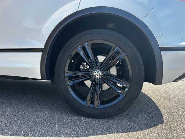 フォルクスワーゲン ティグアン TDI 4モーション Rライン ブラックスタイル 富山県 2018(平30)年 6.8万km 白 純正メモリナビ/Bluetooth接続/フルセグTV/CD/DVD再生/AM/FMラジオ/App-conect/バックカメラ/全方位カメラ/D席メモリ付きパワーシート/D/N席シートヒーター/パワーバックドア/アイドリングストップ/パーキングアシスト/４WD/ヘッドアップディスプレイ/純正19インチAW