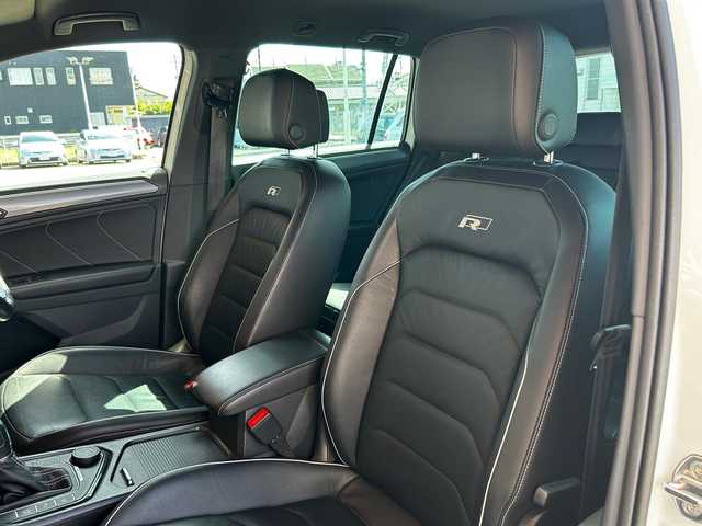 フォルクスワーゲン ティグアン TDI 4モーション Rライン ブラックスタイル 富山県 2018(平30)年 6.8万km 白 純正メモリナビ/Bluetooth接続/フルセグTV/CD/DVD再生/AM/FMラジオ/App-conect/バックカメラ/全方位カメラ/D席メモリ付きパワーシート/D/N席シートヒーター/パワーバックドア/アイドリングストップ/パーキングアシスト/４WD/ヘッドアップディスプレイ/純正19インチAW