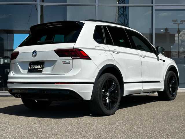 フォルクスワーゲン ティグアン TDI 4モーション Rライン ブラックスタイル 富山県 2018(平30)年 6.8万km 白 純正メモリナビ/Bluetooth接続/フルセグTV/CD/DVD再生/AM/FMラジオ/App-conect/バックカメラ/全方位カメラ/D席メモリ付きパワーシート/D/N席シートヒーター/パワーバックドア/アイドリングストップ/パーキングアシスト/４WD/ヘッドアップディスプレイ/純正19インチAW