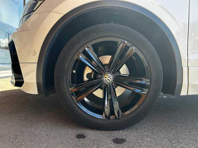 フォルクスワーゲン ティグアン TDI 4モーション Rライン ブラックスタイル 富山県 2018(平30)年 6.8万km 白 純正メモリナビ/Bluetooth接続/フルセグTV/CD/DVD再生/AM/FMラジオ/App-conect/バックカメラ/全方位カメラ/D席メモリ付きパワーシート/D/N席シートヒーター/パワーバックドア/アイドリングストップ/パーキングアシスト/４WD/ヘッドアップディスプレイ/純正19インチAW