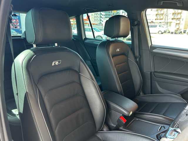 フォルクスワーゲン ティグアン TDI 4モーション Rライン ブラックスタイル 富山県 2018(平30)年 6.8万km 白 純正メモリナビ/Bluetooth接続/フルセグTV/CD/DVD再生/AM/FMラジオ/App-conect/バックカメラ/全方位カメラ/D席メモリ付きパワーシート/D/N席シートヒーター/パワーバックドア/アイドリングストップ/パーキングアシスト/４WD/ヘッドアップディスプレイ/純正19インチAW