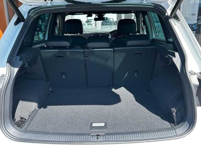 フォルクスワーゲン ティグアン TDI 4モーション Rライン ブラックスタイル 富山県 2018(平30)年 6.8万km 白 純正メモリナビ/Bluetooth接続/フルセグTV/CD/DVD再生/AM/FMラジオ/App-conect/バックカメラ/全方位カメラ/D席メモリ付きパワーシート/D/N席シートヒーター/パワーバックドア/アイドリングストップ/パーキングアシスト/４WD/ヘッドアップディスプレイ/純正19インチAW