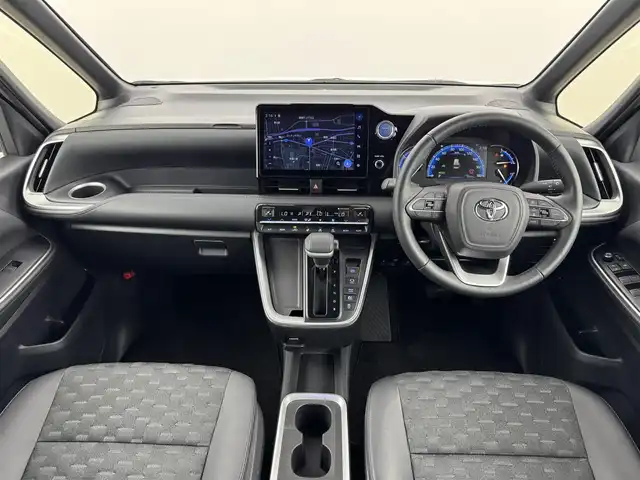 トヨタ ヴォクシー ハイブリッド S－Z 福岡県 2023(令5)年 4.8万km ホワイトパールクリスタルシャイン 純正１４型後席モニター　/純正１０．５型ＤＡナビ　/快適利便パッケージ　/ユニバーサルステップ　/トヨタセーフティセンス　/アクセル踏み間違い防止　/両側電動スライドドア　/パワーバックドア　/シートヒーター　/ＬＥＤ