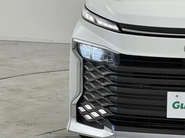 トヨタ ヴォクシー ハイブリッド S－Z 福岡県 2023(令5)年 4.8万km ホワイトパールクリスタルシャイン 純正１４型後席モニター　/純正１０．５型ＤＡナビ　/快適利便パッケージ　/ユニバーサルステップ　/トヨタセーフティセンス　/アクセル踏み間違い防止　/両側電動スライドドア　/パワーバックドア　/シートヒーター　/ＬＥＤ