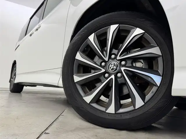 トヨタ ヴォクシー ハイブリッド S－Z 福岡県 2023(令5)年 4.8万km ホワイトパールクリスタルシャイン 純正１４型後席モニター　/純正１０．５型ＤＡナビ　/快適利便パッケージ　/ユニバーサルステップ　/トヨタセーフティセンス　/アクセル踏み間違い防止　/両側電動スライドドア　/パワーバックドア　/シートヒーター　/ＬＥＤ
