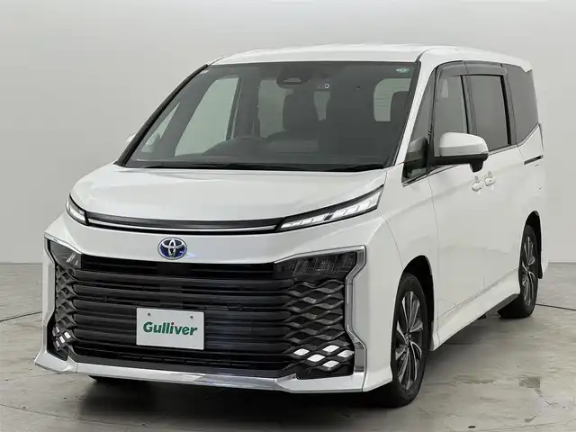 トヨタ ヴォクシー ハイブリッド S－Z 福岡県 2023(令5)年 4.8万km ホワイトパールクリスタルシャイン 純正１４型後席モニター　/純正１０．５型ＤＡナビ　/快適利便パッケージ　/ユニバーサルステップ　/トヨタセーフティセンス　/アクセル踏み間違い防止　/両側電動スライドドア　/パワーバックドア　/シートヒーター　/ＬＥＤ