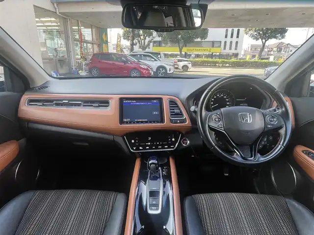 ホンダ ヴェゼル ハイブリッド Z ホンダセンシング 熊本県 2016(平28)年 7.3万km ホワイトオーキッドパール ホンダセンシング/プッシュスタート/純正ナビ/（CD・DVD・フルセグTV・BTオーディオ・SD）/バックカメラ/ビルトインETC/ドライブレコーダー/純正17インチAW/レーダークルーズ/ハーフレザーシート/前席パワーシート・右前席シートメモリー/前席シートヒーター/ルーフレール/LEDヘッドライト/オートライト/LEDフォグライト/横滑り防止装置/ウィンカーミラー/純正フロアマット/純正ドアバイザー/新車保証書/取扱説明書/スマートスペアキー×1本
