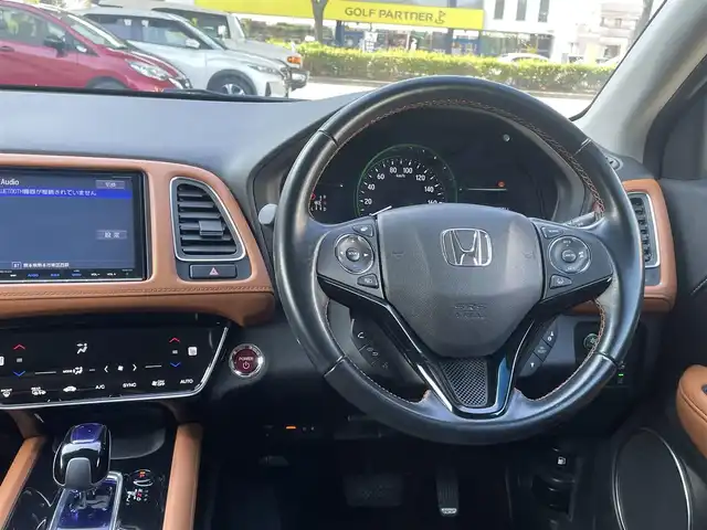ホンダ ヴェゼル ハイブリッド Z ホンダセンシング 熊本県 2016(平28)年 7.3万km ホワイトオーキッドパール ホンダセンシング/プッシュスタート/純正ナビ/（CD・DVD・フルセグTV・BTオーディオ・SD）/バックカメラ/ビルトインETC/ドライブレコーダー/純正17インチAW/レーダークルーズ/ハーフレザーシート/前席パワーシート・右前席シートメモリー/前席シートヒーター/ルーフレール/LEDヘッドライト/オートライト/LEDフォグライト/横滑り防止装置/ウィンカーミラー/純正フロアマット/純正ドアバイザー/新車保証書/取扱説明書/スマートスペアキー×1本