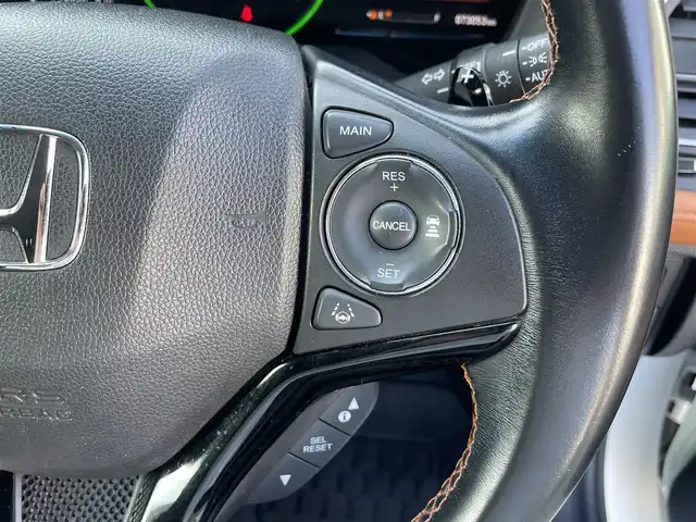 ホンダ ヴェゼル ハイブリッド Z ホンダセンシング 熊本県 2016(平28)年 7.3万km ホワイトオーキッドパール ホンダセンシング/プッシュスタート/純正ナビ/（CD・DVD・フルセグTV・BTオーディオ・SD）/バックカメラ/ビルトインETC/ドライブレコーダー/純正17インチAW/レーダークルーズ/ハーフレザーシート/前席パワーシート・右前席シートメモリー/前席シートヒーター/ルーフレール/LEDヘッドライト/オートライト/LEDフォグライト/横滑り防止装置/ウィンカーミラー/純正フロアマット/純正ドアバイザー/新車保証書/取扱説明書/スマートスペアキー×1本