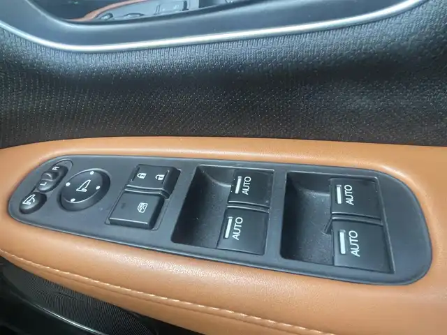 ホンダ ヴェゼル ハイブリッド Z ホンダセンシング 熊本県 2016(平28)年 7.3万km ホワイトオーキッドパール ホンダセンシング/プッシュスタート/純正ナビ/（CD・DVD・フルセグTV・BTオーディオ・SD）/バックカメラ/ビルトインETC/ドライブレコーダー/純正17インチAW/レーダークルーズ/ハーフレザーシート/前席パワーシート・右前席シートメモリー/前席シートヒーター/ルーフレール/LEDヘッドライト/オートライト/LEDフォグライト/横滑り防止装置/ウィンカーミラー/純正フロアマット/純正ドアバイザー/新車保証書/取扱説明書/スマートスペアキー×1本