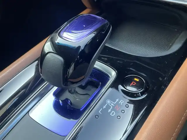 ホンダ ヴェゼル ハイブリッド Z ホンダセンシング 熊本県 2016(平28)年 7.3万km ホワイトオーキッドパール ホンダセンシング/プッシュスタート/純正ナビ/（CD・DVD・フルセグTV・BTオーディオ・SD）/バックカメラ/ビルトインETC/ドライブレコーダー/純正17インチAW/レーダークルーズ/ハーフレザーシート/前席パワーシート・右前席シートメモリー/前席シートヒーター/ルーフレール/LEDヘッドライト/オートライト/LEDフォグライト/横滑り防止装置/ウィンカーミラー/純正フロアマット/純正ドアバイザー/新車保証書/取扱説明書/スマートスペアキー×1本
