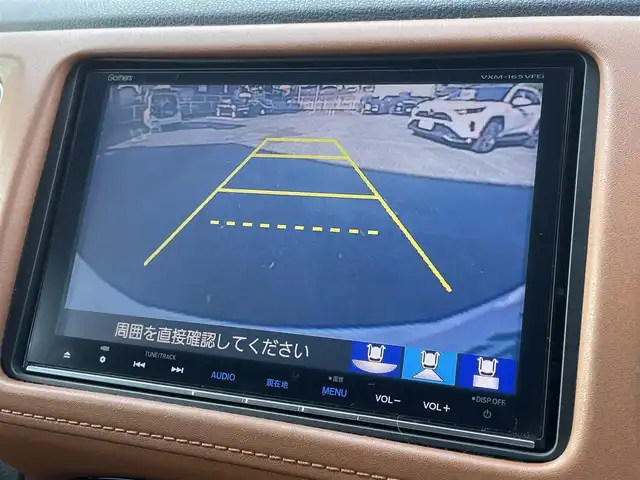 ホンダ ヴェゼル ハイブリッド Z ホンダセンシング 熊本県 2016(平28)年 7.3万km ホワイトオーキッドパール ホンダセンシング/プッシュスタート/純正ナビ/（CD・DVD・フルセグTV・BTオーディオ・SD）/バックカメラ/ビルトインETC/ドライブレコーダー/純正17インチAW/レーダークルーズ/ハーフレザーシート/前席パワーシート・右前席シートメモリー/前席シートヒーター/ルーフレール/LEDヘッドライト/オートライト/LEDフォグライト/横滑り防止装置/ウィンカーミラー/純正フロアマット/純正ドアバイザー/新車保証書/取扱説明書/スマートスペアキー×1本