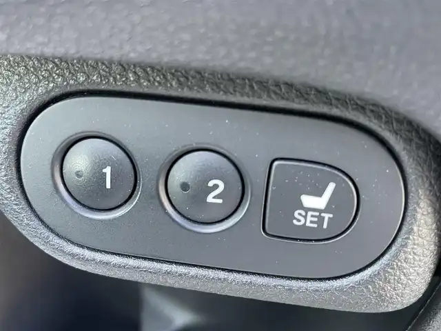 ホンダ ヴェゼル ハイブリッド Z ホンダセンシング 熊本県 2016(平28)年 7.3万km ホワイトオーキッドパール ホンダセンシング/プッシュスタート/純正ナビ/（CD・DVD・フルセグTV・BTオーディオ・SD）/バックカメラ/ビルトインETC/ドライブレコーダー/純正17インチAW/レーダークルーズ/ハーフレザーシート/前席パワーシート・右前席シートメモリー/前席シートヒーター/ルーフレール/LEDヘッドライト/オートライト/LEDフォグライト/横滑り防止装置/ウィンカーミラー/純正フロアマット/純正ドアバイザー/新車保証書/取扱説明書/スマートスペアキー×1本