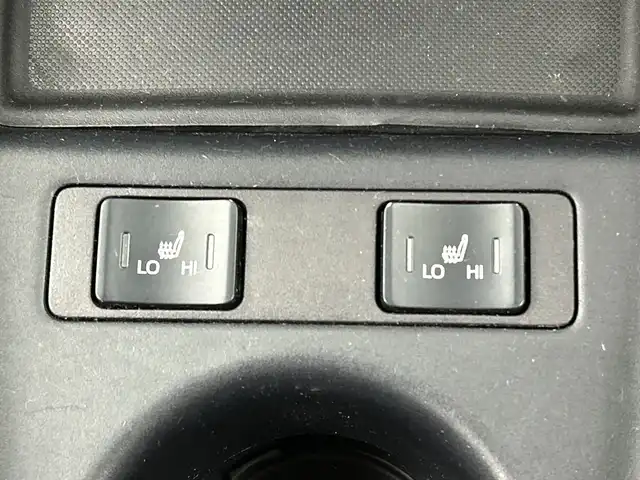 トヨタ プリウス Sツーリングセレクション 三重県 2020(令2)年 4.8万km ホワイトパールクリスタルシャイン /純正ナビ/（ＣＤ．ＤＶＤ．ＢＴ．ＳＤ．フルセグＴＶ）//バックカメラ//後席モニター//衝突被害軽減ブレーキ//レーダークルーズコントロール//シートヒーター//ドライブレコーダー//ビルトインＥＴＣ//オートハイビーム//ステアリングスイッチ//TOM′S17インチＡＷ