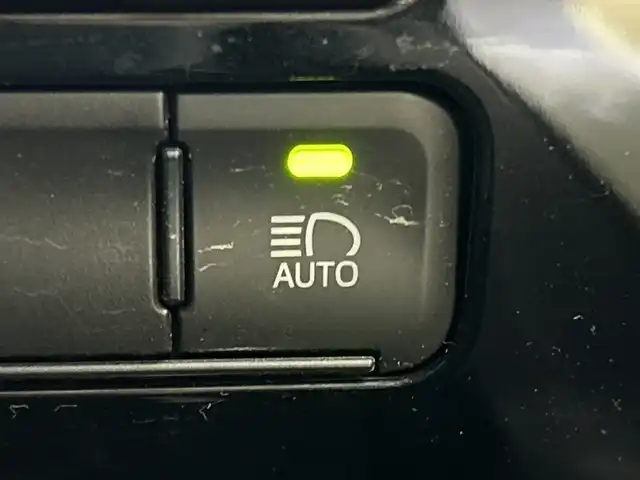 トヨタ プリウス Sツーリングセレクション 三重県 2020(令2)年 4.8万km ホワイトパールクリスタルシャイン /純正ナビ/（ＣＤ．ＤＶＤ．ＢＴ．ＳＤ．フルセグＴＶ）//バックカメラ//後席モニター//衝突被害軽減ブレーキ//レーダークルーズコントロール//シートヒーター//ドライブレコーダー//ビルトインＥＴＣ//オートハイビーム//ステアリングスイッチ//TOM′S17インチＡＷ