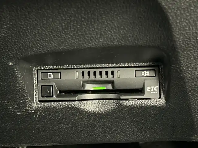 トヨタ プリウス Sツーリングセレクション 三重県 2020(令2)年 4.8万km ホワイトパールクリスタルシャイン /純正ナビ/（ＣＤ．ＤＶＤ．ＢＴ．ＳＤ．フルセグＴＶ）//バックカメラ//後席モニター//衝突被害軽減ブレーキ//レーダークルーズコントロール//シートヒーター//ドライブレコーダー//ビルトインＥＴＣ//オートハイビーム//ステアリングスイッチ//TOM′S17インチＡＷ