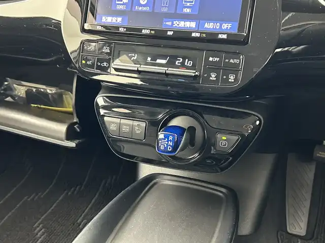 トヨタ プリウス Sツーリングセレクション 三重県 2020(令2)年 4.8万km ホワイトパールクリスタルシャイン /純正ナビ/（ＣＤ．ＤＶＤ．ＢＴ．ＳＤ．フルセグＴＶ）//バックカメラ//後席モニター//衝突被害軽減ブレーキ//レーダークルーズコントロール//シートヒーター//ドライブレコーダー//ビルトインＥＴＣ//オートハイビーム//ステアリングスイッチ//TOM′S17インチＡＷ