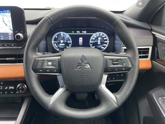 三菱 アウトランダー ＰＨＥＶ P 愛知県 2023(令5)年 2.7万km ブラックダイヤモンド 純正9型ディズプレイオーディオナビ/プレミアムサウンドBOSE/マイパイバックカメラロット/全方位カメラ/クルーズコントロール/シートヒーター/バックカメラ/電動リアゲート/パワーシート/ヘッドアップディスプレイ/コーナーセンサー/純正アルミホイール/ルーフレール/ブラインドスポットモニター/LEDヘッドライト/パドルシフト/ステアリングヒーター/インテリジェントミラー/オートマチックハイビーム/ドライブレコーダー/ETC/衝突軽減システム/フルセグ/Bluetooth/ステアリングスイッチ/スマートキー/プッシュスタート