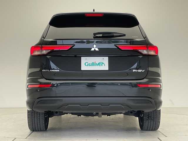 三菱 アウトランダー ＰＨＥＶ P 愛知県 2023(令5)年 2.7万km ブラックダイヤモンド 純正9型ディズプレイオーディオナビ/プレミアムサウンドBOSE/マイパイバックカメラロット/全方位カメラ/クルーズコントロール/シートヒーター/バックカメラ/電動リアゲート/パワーシート/ヘッドアップディスプレイ/コーナーセンサー/純正アルミホイール/ルーフレール/ブラインドスポットモニター/LEDヘッドライト/パドルシフト/ステアリングヒーター/インテリジェントミラー/オートマチックハイビーム/ドライブレコーダー/ETC/衝突軽減システム/フルセグ/Bluetooth/ステアリングスイッチ/スマートキー/プッシュスタート