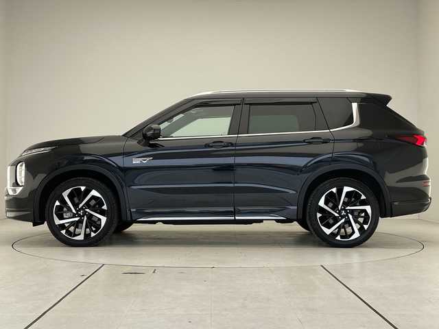 三菱 アウトランダー ＰＨＥＶ P 愛知県 2023(令5)年 2.7万km ブラックダイヤモンド 純正9型ディズプレイオーディオナビ/プレミアムサウンドBOSE/マイパイバックカメラロット/全方位カメラ/クルーズコントロール/シートヒーター/バックカメラ/電動リアゲート/パワーシート/ヘッドアップディスプレイ/コーナーセンサー/純正アルミホイール/ルーフレール/ブラインドスポットモニター/LEDヘッドライト/パドルシフト/ステアリングヒーター/インテリジェントミラー/オートマチックハイビーム/ドライブレコーダー/ETC/衝突軽減システム/フルセグ/Bluetooth/ステアリングスイッチ/スマートキー/プッシュスタート