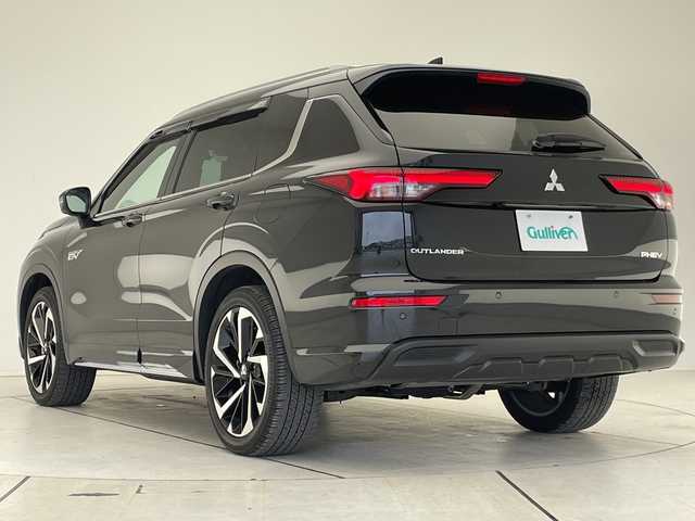 三菱 アウトランダー ＰＨＥＶ P 愛知県 2023(令5)年 2.7万km ブラックダイヤモンド 純正9型ディズプレイオーディオナビ/プレミアムサウンドBOSE/マイパイバックカメラロット/全方位カメラ/クルーズコントロール/シートヒーター/バックカメラ/電動リアゲート/パワーシート/ヘッドアップディスプレイ/コーナーセンサー/純正アルミホイール/ルーフレール/ブラインドスポットモニター/LEDヘッドライト/パドルシフト/ステアリングヒーター/インテリジェントミラー/オートマチックハイビーム/ドライブレコーダー/ETC/衝突軽減システム/フルセグ/Bluetooth/ステアリングスイッチ/スマートキー/プッシュスタート