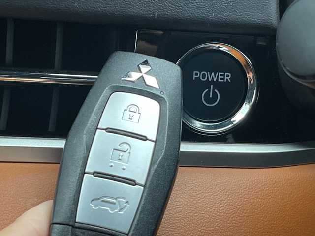 三菱 アウトランダー ＰＨＥＶ P 愛知県 2023(令5)年 2.7万km ブラックダイヤモンド 純正9型ディズプレイオーディオナビ/プレミアムサウンドBOSE/マイパイバックカメラロット/全方位カメラ/クルーズコントロール/シートヒーター/バックカメラ/電動リアゲート/パワーシート/ヘッドアップディスプレイ/コーナーセンサー/純正アルミホイール/ルーフレール/ブラインドスポットモニター/LEDヘッドライト/パドルシフト/ステアリングヒーター/インテリジェントミラー/オートマチックハイビーム/ドライブレコーダー/ETC/衝突軽減システム/フルセグ/Bluetooth/ステアリングスイッチ/スマートキー/プッシュスタート