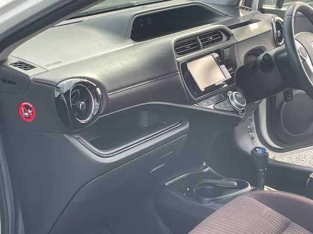 トヨタ アクア G 千葉県 2015(平27)年 6.7万km ライムホワイトパールクリスタルシャイン ナビNSZT-W64 バックカメラ ドラレコ BT フルセグ シートヒーター ステアリングスイッチ ETC クルコン オートライト HID フォグライト スマートキー プッシュスタート