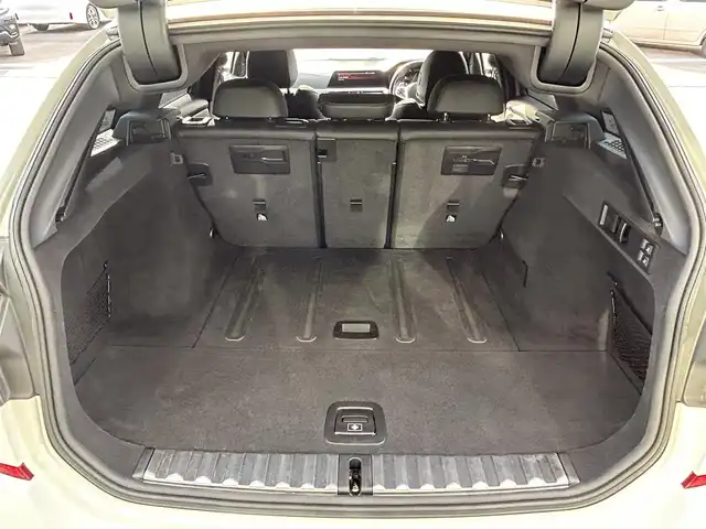 ＢＭＷ ＢＭＷ ３２０ｉ ツーリング Mスポーツ 愛媛県 2021(令3)年 2.8万km アルピンホワイトⅢ 12.3インチマルチディスプレイインターパネル/10.25インチワイドHDDナビ/全周囲/バックカメラ/ミラー一体型ETC/ハーフレザーシート/前席パワーシート（D席メモリ付）/前席シートヒーター/パークディスタンスコントロール/アダプティブLEDヘッドランプ/ハイビームアシスタンス/パーキングアシスト/ワイヤレス充電/ドライビングアシストプロフェッショナル/アクティブクルーズコントロール/純正18インチAW（ランフラット）/スペアキー×１/保証書/取説所