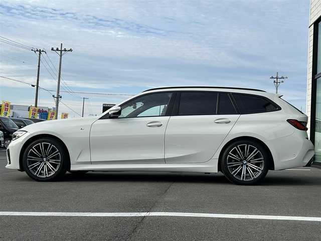 ＢＭＷ ＢＭＷ ３２０ｉ ツーリング Mスポーツ 愛媛県 2021(令3)年 2.8万km アルピンホワイトⅢ 12.3インチマルチディスプレイインターパネル/10.25インチワイドHDDナビ/全周囲/バックカメラ/ミラー一体型ETC/ハーフレザーシート/前席パワーシート（D席メモリ付）/前席シートヒーター/パークディスタンスコントロール/アダプティブLEDヘッドランプ/ハイビームアシスタンス/パーキングアシスト/ワイヤレス充電/ドライビングアシストプロフェッショナル/アクティブクルーズコントロール/純正18インチAW（ランフラット）/スペアキー×１/保証書/取説所