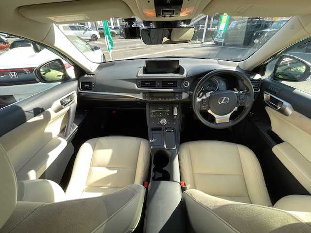 レクサス ＣＴ 200h バージョンC 長野県 2022(令4)年 1.8万km マーキュリーグレーマイカ 禁煙車/純正ナビ（CD/DVD/BD/フルセグTV/Bluetooth）/バックカメラ/ビルトインETC2.0/ドライブレコーダー（F・R）/ハーフレザーシート/シートヒーター/ステアリングヒーター/パワーシート（運転席メモリー機能付）/革巻きステアリング/パドルシフト/ステアリングスイッチ/LEDヘッドライト/フォグランプ/オートライト/スマートキー/Pスタート/電動格納ミラー/純正16インチAW/純正フロアマット