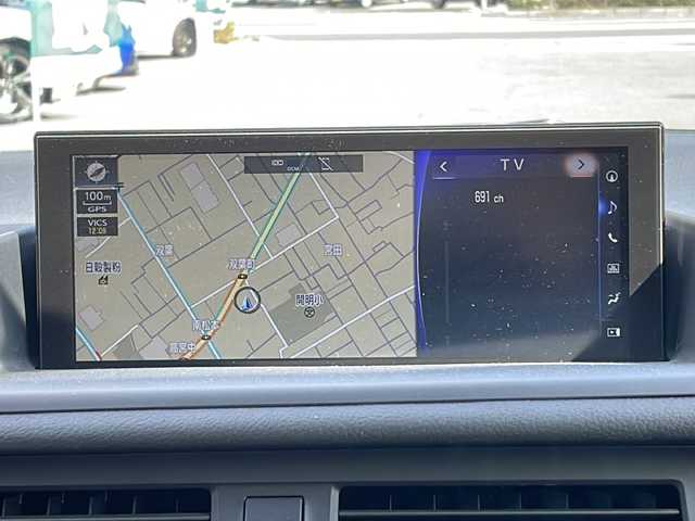 レクサス ＣＴ 200h バージョンC 長野県 2022(令4)年 1.8万km マーキュリーグレーマイカ 禁煙車/純正ナビ（CD/DVD/BD/フルセグTV/Bluetooth）/バックカメラ/ビルトインETC2.0/ドライブレコーダー（F・R）/ハーフレザーシート/シートヒーター/ステアリングヒーター/パワーシート（運転席メモリー機能付）/革巻きステアリング/パドルシフト/ステアリングスイッチ/LEDヘッドライト/フォグランプ/オートライト/スマートキー/Pスタート/電動格納ミラー/純正16インチAW/純正フロアマット