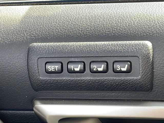 レクサス ＣＴ 200h バージョンC 長野県 2022(令4)年 1.8万km マーキュリーグレーマイカ 禁煙車/純正ナビ（CD/DVD/BD/フルセグTV/Bluetooth）/バックカメラ/ビルトインETC2.0/ドライブレコーダー（F・R）/ハーフレザーシート/シートヒーター/ステアリングヒーター/パワーシート（運転席メモリー機能付）/革巻きステアリング/パドルシフト/ステアリングスイッチ/LEDヘッドライト/フォグランプ/オートライト/スマートキー/Pスタート/電動格納ミラー/純正16インチAW/純正フロアマット