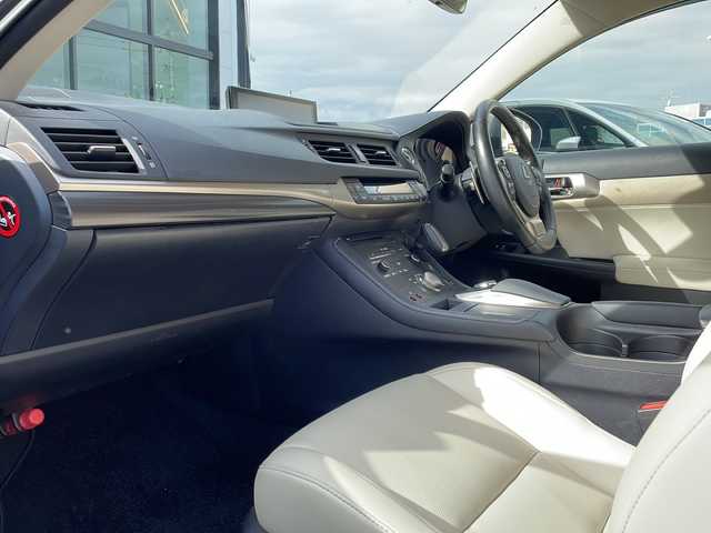 レクサス ＣＴ 200h バージョンC 長野県 2022(令4)年 1.8万km マーキュリーグレーマイカ 禁煙車/純正ナビ（CD/DVD/BD/フルセグTV/Bluetooth）/バックカメラ/ビルトインETC2.0/ドライブレコーダー（F・R）/ハーフレザーシート/シートヒーター/ステアリングヒーター/パワーシート（運転席メモリー機能付）/革巻きステアリング/パドルシフト/ステアリングスイッチ/LEDヘッドライト/フォグランプ/オートライト/スマートキー/Pスタート/電動格納ミラー/純正16インチAW/純正フロアマット