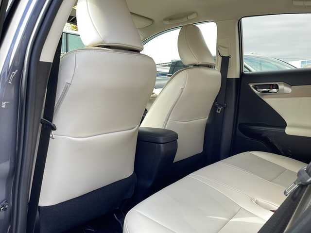 レクサス ＣＴ 200h バージョンC 長野県 2022(令4)年 1.8万km マーキュリーグレーマイカ 禁煙車/純正ナビ（CD/DVD/BD/フルセグTV/Bluetooth）/バックカメラ/ビルトインETC2.0/ドライブレコーダー（F・R）/ハーフレザーシート/シートヒーター/ステアリングヒーター/パワーシート（運転席メモリー機能付）/革巻きステアリング/パドルシフト/ステアリングスイッチ/LEDヘッドライト/フォグランプ/オートライト/スマートキー/Pスタート/電動格納ミラー/純正16インチAW/純正フロアマット