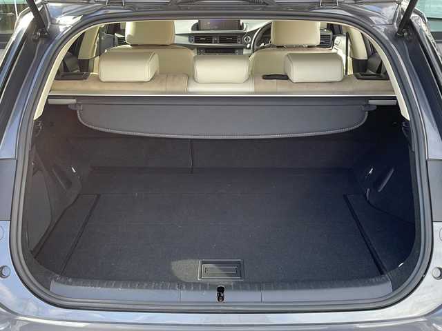 レクサス ＣＴ 200h バージョンC 長野県 2022(令4)年 1.8万km マーキュリーグレーマイカ 禁煙車/純正ナビ（CD/DVD/BD/フルセグTV/Bluetooth）/バックカメラ/ビルトインETC2.0/ドライブレコーダー（F・R）/ハーフレザーシート/シートヒーター/ステアリングヒーター/パワーシート（運転席メモリー機能付）/革巻きステアリング/パドルシフト/ステアリングスイッチ/LEDヘッドライト/フォグランプ/オートライト/スマートキー/Pスタート/電動格納ミラー/純正16インチAW/純正フロアマット