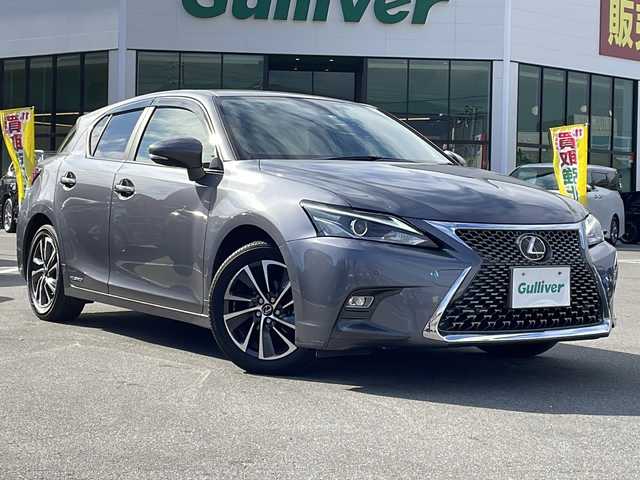 レクサス ＣＴ 200h バージョンC 長野県 2022(令4)年 1.8万km マーキュリーグレーマイカ 禁煙車/純正ナビ（CD/DVD/BD/フルセグTV/Bluetooth）/バックカメラ/ビルトインETC2.0/ドライブレコーダー（F・R）/ハーフレザーシート/シートヒーター/ステアリングヒーター/パワーシート（運転席メモリー機能付）/革巻きステアリング/パドルシフト/ステアリングスイッチ/LEDヘッドライト/フォグランプ/オートライト/スマートキー/Pスタート/電動格納ミラー/純正16インチAW/純正フロアマット