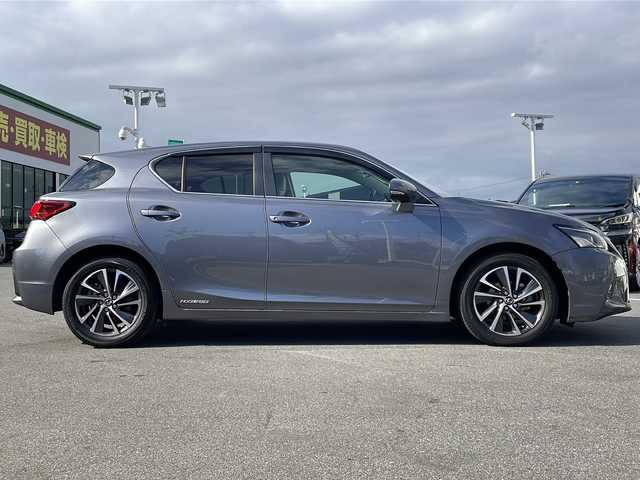 レクサス ＣＴ 200h バージョンC 長野県 2022(令4)年 1.8万km マーキュリーグレーマイカ 禁煙車/純正ナビ（CD/DVD/BD/フルセグTV/Bluetooth）/バックカメラ/ビルトインETC2.0/ドライブレコーダー（F・R）/ハーフレザーシート/シートヒーター/ステアリングヒーター/パワーシート（運転席メモリー機能付）/革巻きステアリング/パドルシフト/ステアリングスイッチ/LEDヘッドライト/フォグランプ/オートライト/スマートキー/Pスタート/電動格納ミラー/純正16インチAW/純正フロアマット
