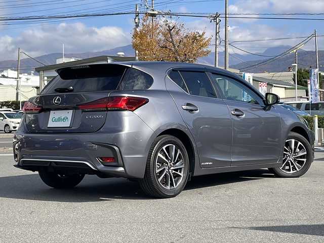 レクサス ＣＴ 200h バージョンC 長野県 2022(令4)年 1.8万km マーキュリーグレーマイカ 禁煙車/純正ナビ（CD/DVD/BD/フルセグTV/Bluetooth）/バックカメラ/ビルトインETC2.0/ドライブレコーダー（F・R）/ハーフレザーシート/シートヒーター/ステアリングヒーター/パワーシート（運転席メモリー機能付）/革巻きステアリング/パドルシフト/ステアリングスイッチ/LEDヘッドライト/フォグランプ/オートライト/スマートキー/Pスタート/電動格納ミラー/純正16インチAW/純正フロアマット