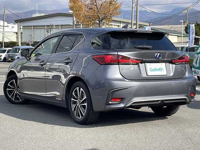 レクサス ＣＴ 200h バージョンC 長野県 2022(令4)年 1.8万km マーキュリーグレーマイカ 禁煙車/純正ナビ（CD/DVD/BD/フルセグTV/Bluetooth）/バックカメラ/ビルトインETC2.0/ドライブレコーダー（F・R）/ハーフレザーシート/シートヒーター/ステアリングヒーター/パワーシート（運転席メモリー機能付）/革巻きステアリング/パドルシフト/ステアリングスイッチ/LEDヘッドライト/フォグランプ/オートライト/スマートキー/Pスタート/電動格納ミラー/純正16インチAW/純正フロアマット