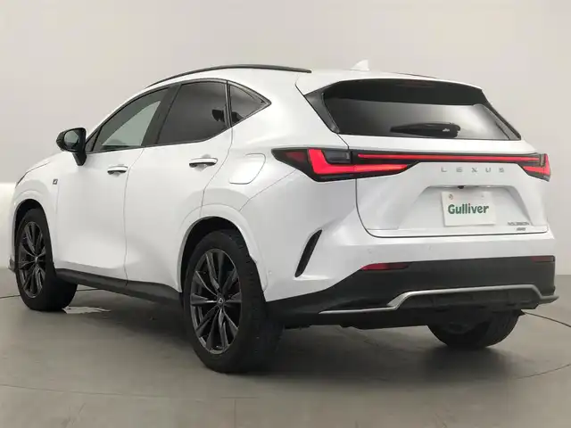 レクサス ＮＸ 350h Fスポーツ 愛知県 2022(令4)年 3.2万km ホワイトノーヴァガラスフレーク 14インチディスプレイオーディオ　/（フルセグ/Bluetooth） /パノラマルーフ　/レーダークルーズコントロール　/パノラミックビューモニター　/パドルシフト　/ブラインドスポットモニター　/衝突軽減システム/パーキングアシスト/レーンキープアシスト/コーナーセンサー/レザーシート（フレアレッド）　/電動リアゲート　/前席パワーシート　/運転席メモリーシート　/前席シートヒーター/前席エアーシート/ハンドルヒーター/ヘッドアップディスプレイ/ワイヤレス充電/デジタルインナーミラー/ドライブレコーダー/ETC2.0/純正AW