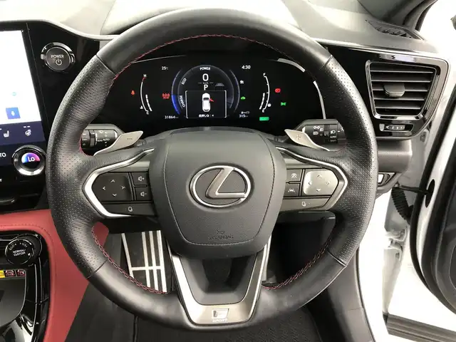 レクサス ＮＸ 350h Fスポーツ 愛知県 2022(令4)年 3.2万km ホワイトノーヴァガラスフレーク 14インチディスプレイオーディオ　/（フルセグ/Bluetooth） /パノラマルーフ　/レーダークルーズコントロール　/パノラミックビューモニター　/パドルシフト　/ブラインドスポットモニター　/衝突軽減システム/パーキングアシスト/レーンキープアシスト/コーナーセンサー/レザーシート（フレアレッド）　/電動リアゲート　/前席パワーシート　/運転席メモリーシート　/前席シートヒーター/前席エアーシート/ハンドルヒーター/ヘッドアップディスプレイ/ワイヤレス充電/デジタルインナーミラー/ドライブレコーダー/ETC2.0/純正AW